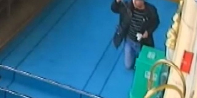 Ağzındaki sakızla camideki bağış kutusunu soydu- Video