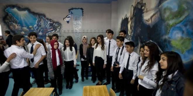 Sınıf duvarlarını hayal ettikleri gibi boyadılar