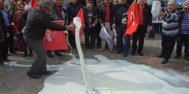 CHP'liler litrelerce sütü sokağa döktü