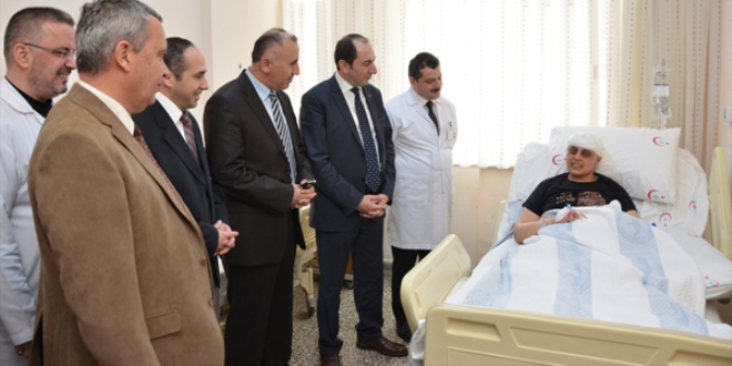 Konu�arak beyin ameliyat� oldu