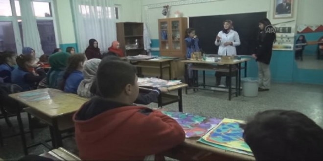 ��retmen �ift, �cretsiz ebru kursu veriyor