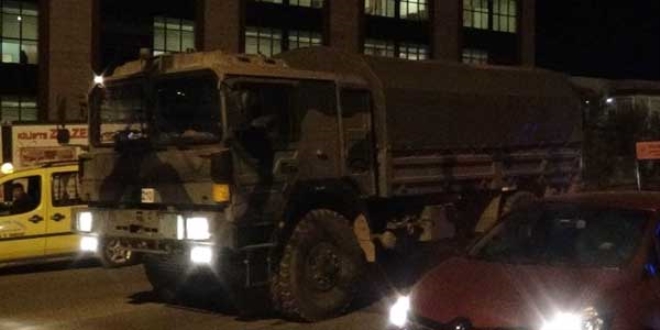 Kilis'te askeri araçların sınır hattına giriş çıkışları sürüyor
