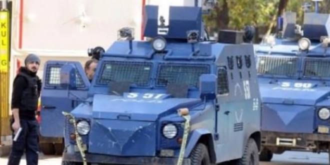 Sur'da polislerden terristlere 'teslim olun' ars
