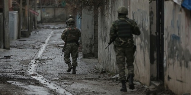 2 terörist öldürüldü 4 terörist yakalandı