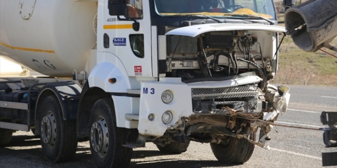 Mardin'de otomobille beton mikseri çarpıştı: 1 polis yaralı