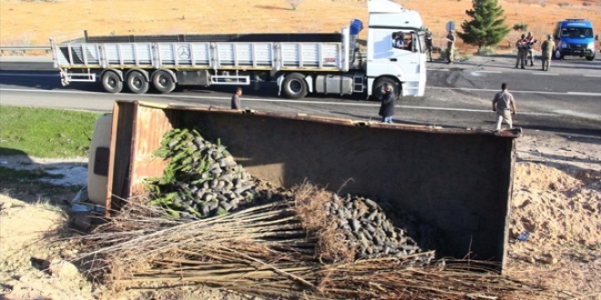 Şanlıurfa'da kamyonla öğrenci servisi çarpıştı: 13 yaralı