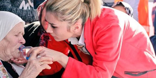 Türk Kızılayından cenazelerini almayı bekleyen ailelere destek