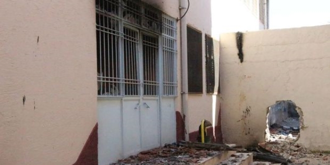 PKK'lılar Nusaybin'de okul yaktı