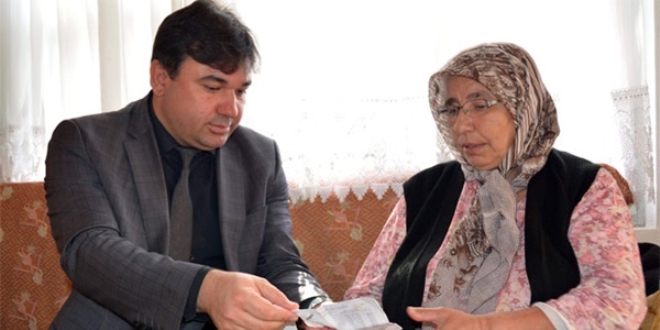 Yaşlı kadını emlak vergisi borcu diye kandırdılar