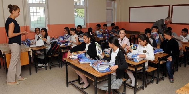 �cretsiz ders kitab�na 13 y�lda yakla��k 4 milyar lira