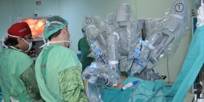Robotik ameliyatla salna kavutu