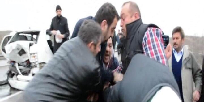 Otomobile �arpan s�r�c�y� tekme tokat d�vd�