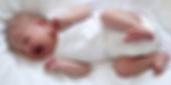 Annesinin elinden kayarak pencereden düşen bebek öldü