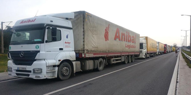 Kapıkule'de 5 kilometrelik tır kuyruğu oluştu