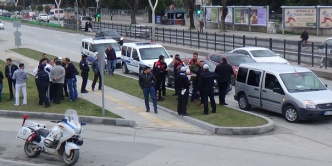 Yolcu ile tart��an �of�r, polislere �arpt�: 2 yaral�