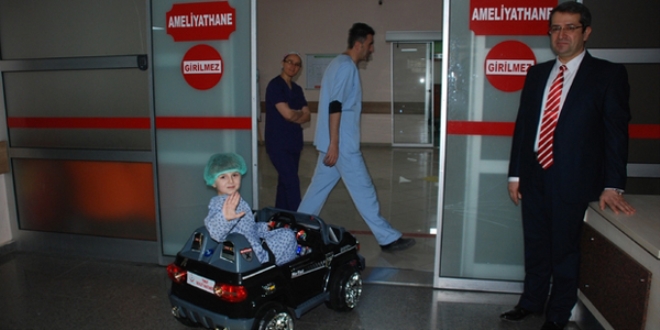 Akülü araba ile ameliyathaneye gidiyorlar