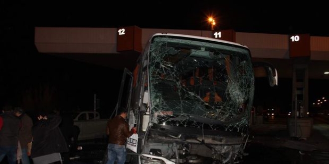 Aynı gişeye girmeye çalışan 2 otobüs çarpıştı