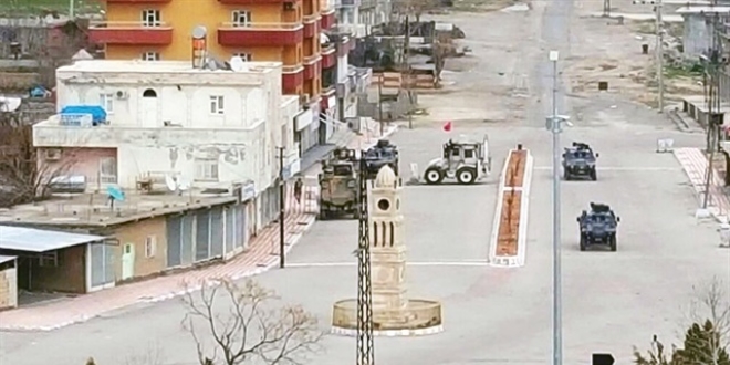 Belediye barikatlar için kaya taşıdı