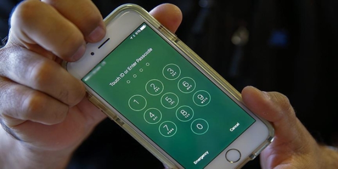 Apple, ABD'nin şifre kırma talebini geri çekmesini istedi