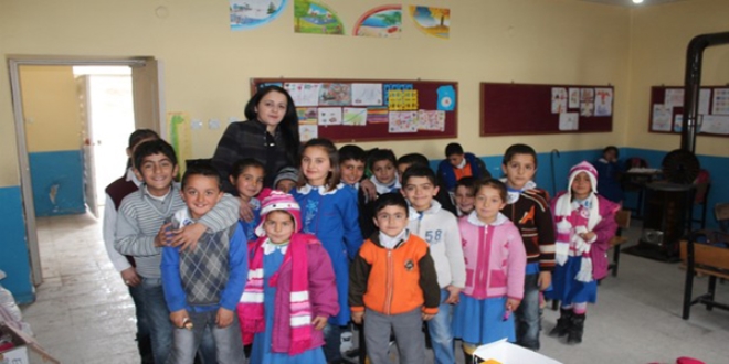 Köy öğretmeni, 15 okula kütüphane kurdu