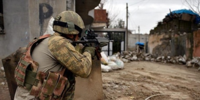 'PKK'ya ynelik operasyonda 3 terrist teslim oldu'