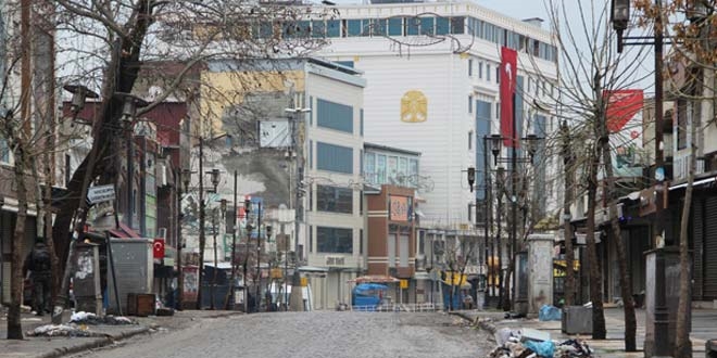 Sur esnafı patlama sesleri altında müşteri bekliyor