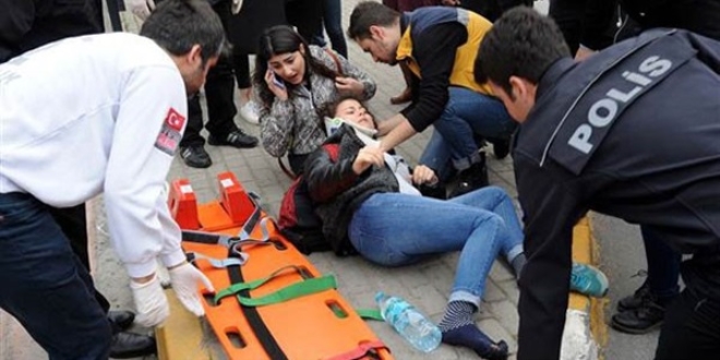 Otobüs üniversite öğrencisinin ayaklarının üzerinden geçti