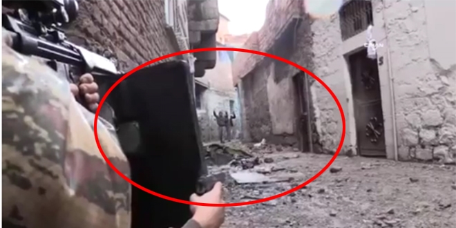 Sur'da köşeye sıkışan teröristler böyle teslim oldu