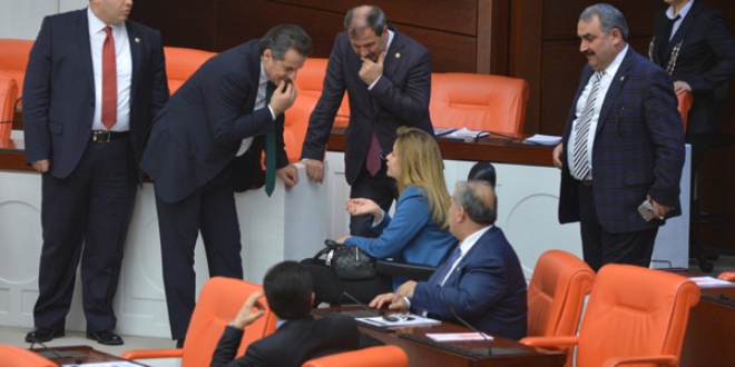 Bakan �elik, kendisine ula�amayan vekilin yan�na gitti