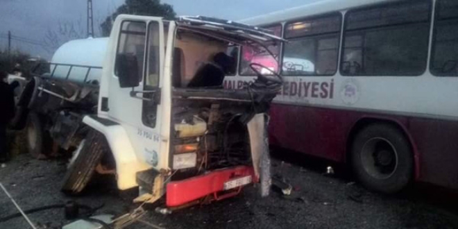 Belediye i�cilerini ta��yan servis kaza yapt�: 1�l�, 23 yaral�