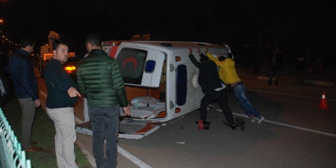 Ambulans ile 3 arac�n kar��t��� kazada 6 ki�i yaraland�