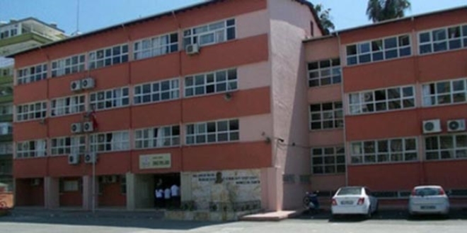 M�d�r yard�mc�s�: 'Bu bacaklarla otobana ��k sen'