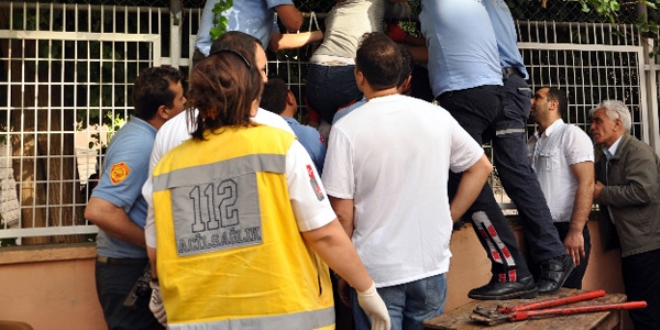 Ni�de'de �ocu�un koluna korkuluk demiri sapland�