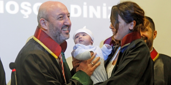 Avukatl�k ruhsat�n� 2 ayl�k bebe�iyle ald�