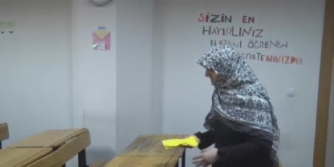 28 Şubat mağduru atanamayan öğretmen, Kur'an kursu temizliyor
