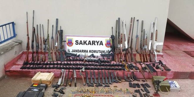 Sakarya'da baba oğulun evinden cephanelik çıktı