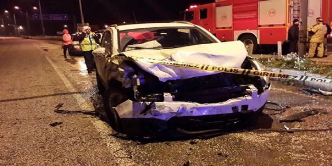 �zmir'de iki otomobil �arp��t�: 1 �l�, 3 yaral�