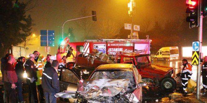 Sar�yer'de trafik kazas�: 1 �l�, 2 yaral�