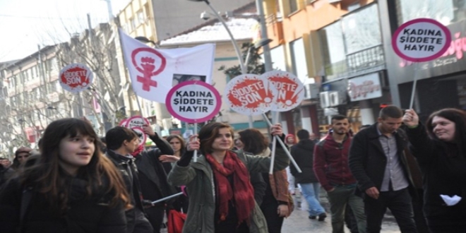 Lise öğrencilerinden 'kadın cinayetleri'ne tepki yürüyüşü
