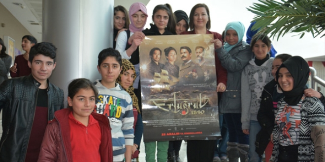 Öğretmen 3 yıllık birikimiyle 600 öğrenciyi sinemaya götürdü