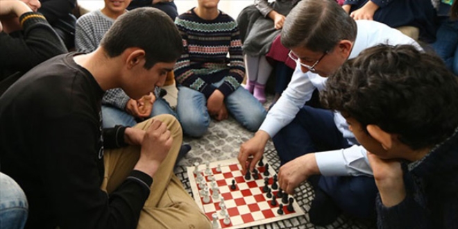 Başbakan, çocuklarla satranç oynadı