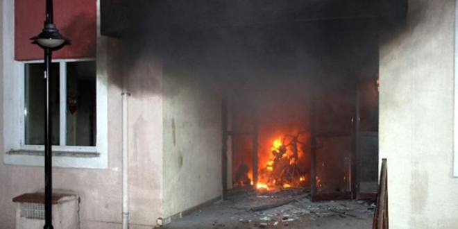 Apartman bo�lu�unda korkutan yang�n: 15 yaral�