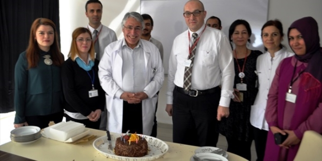 60 yaşındaki doktora 15'inci doğum günü sürprizi