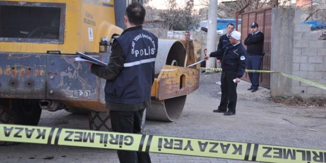 İş makinesinin altında kalan çocuk hayatını kaybetti
