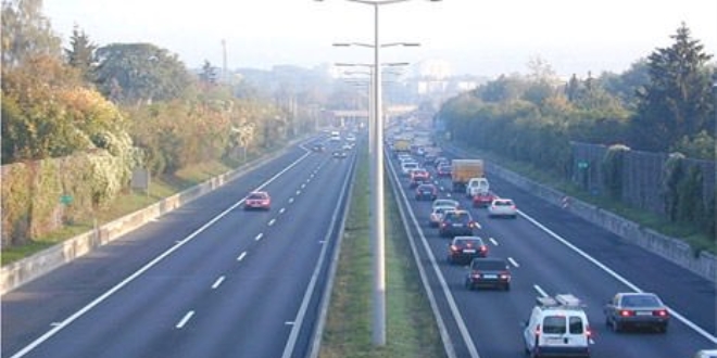 Servis�iler, Kartal'da D-100 Karayolunu trafi�e kapatt�