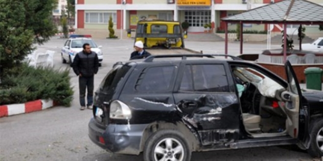 Okulun bahçesine düşen otomobilin sürücüsü yaralandı