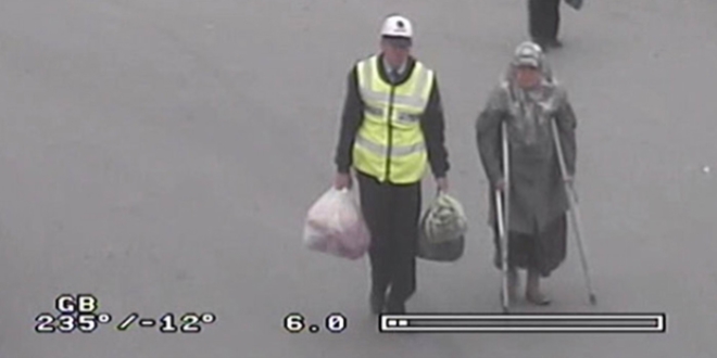 Yaşlı kadının poşetlerini taşıyan polise teşekkür belgesi