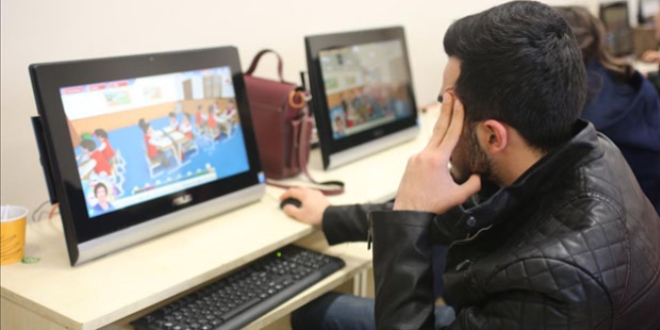 Öğretmen adayları simülasyon sınıflarda ders anlatıyor