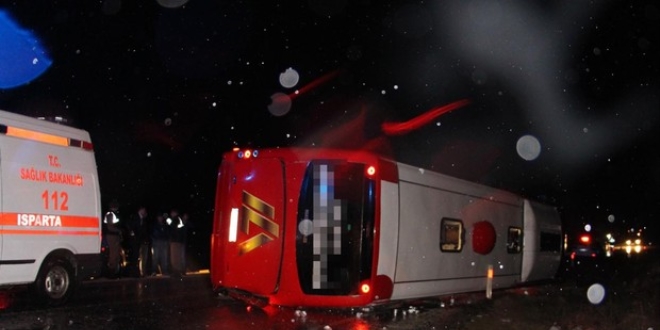 Isparta'da yolcu otobüsü devrildi: 19 yaralı