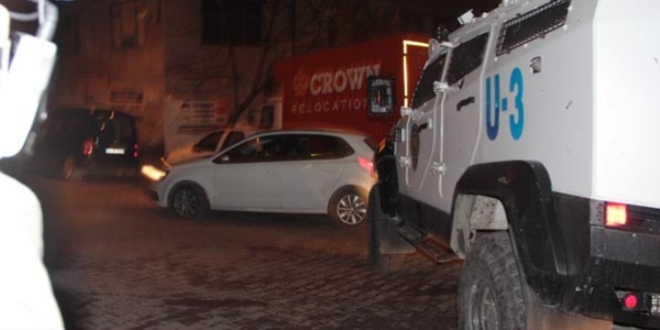 Beyolu'nda polis aracna silahl saldr